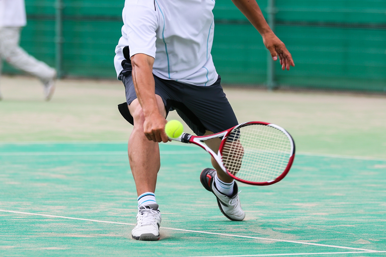 テニスをはじめとする腕を酷使するスポーツ